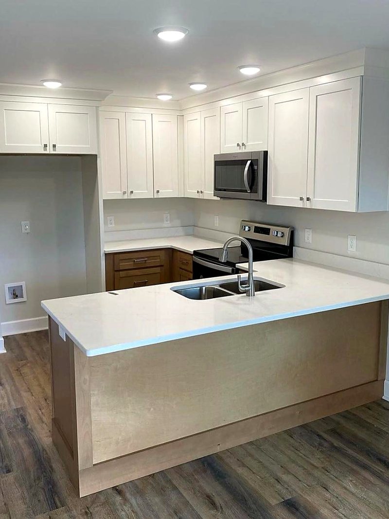 Cocina de arce de plan abierto con una gran isla en el área de Atlanta
