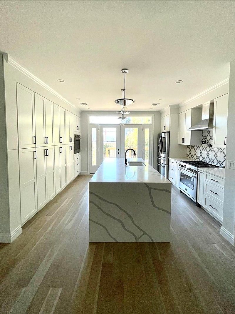 Flat-panel kitchen cabinets in an Atlanta home