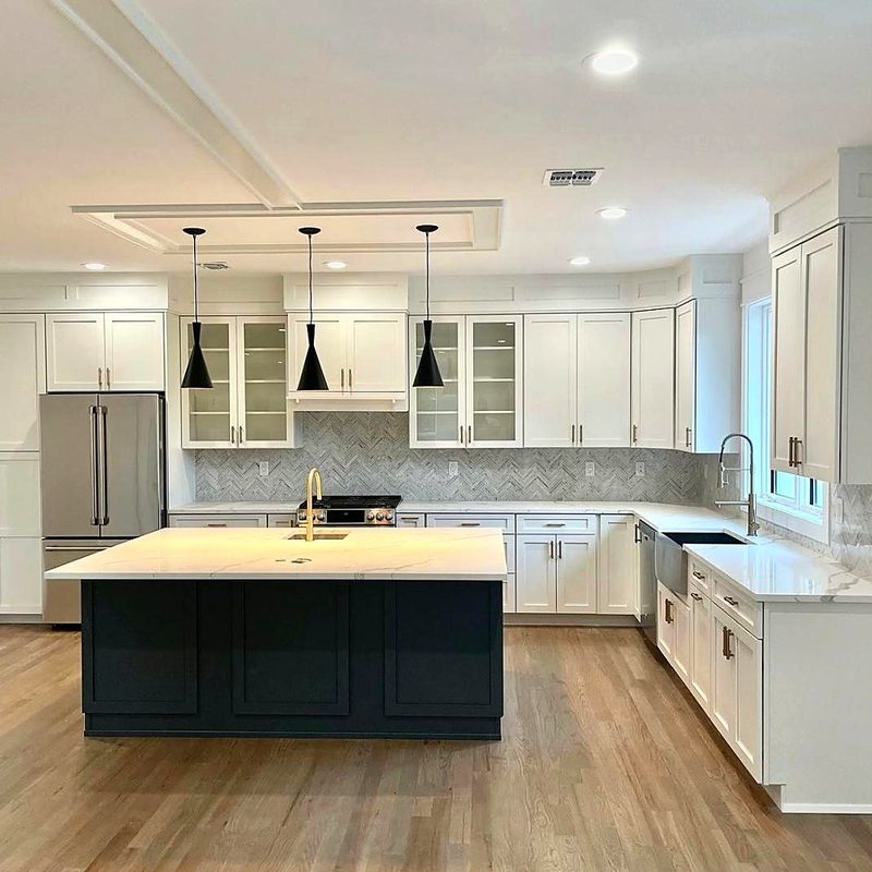 Cocina shaker de arce natural con una gran isla por MNK Cabinet